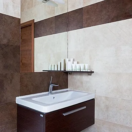 Cerna Louze بيت ضيافة